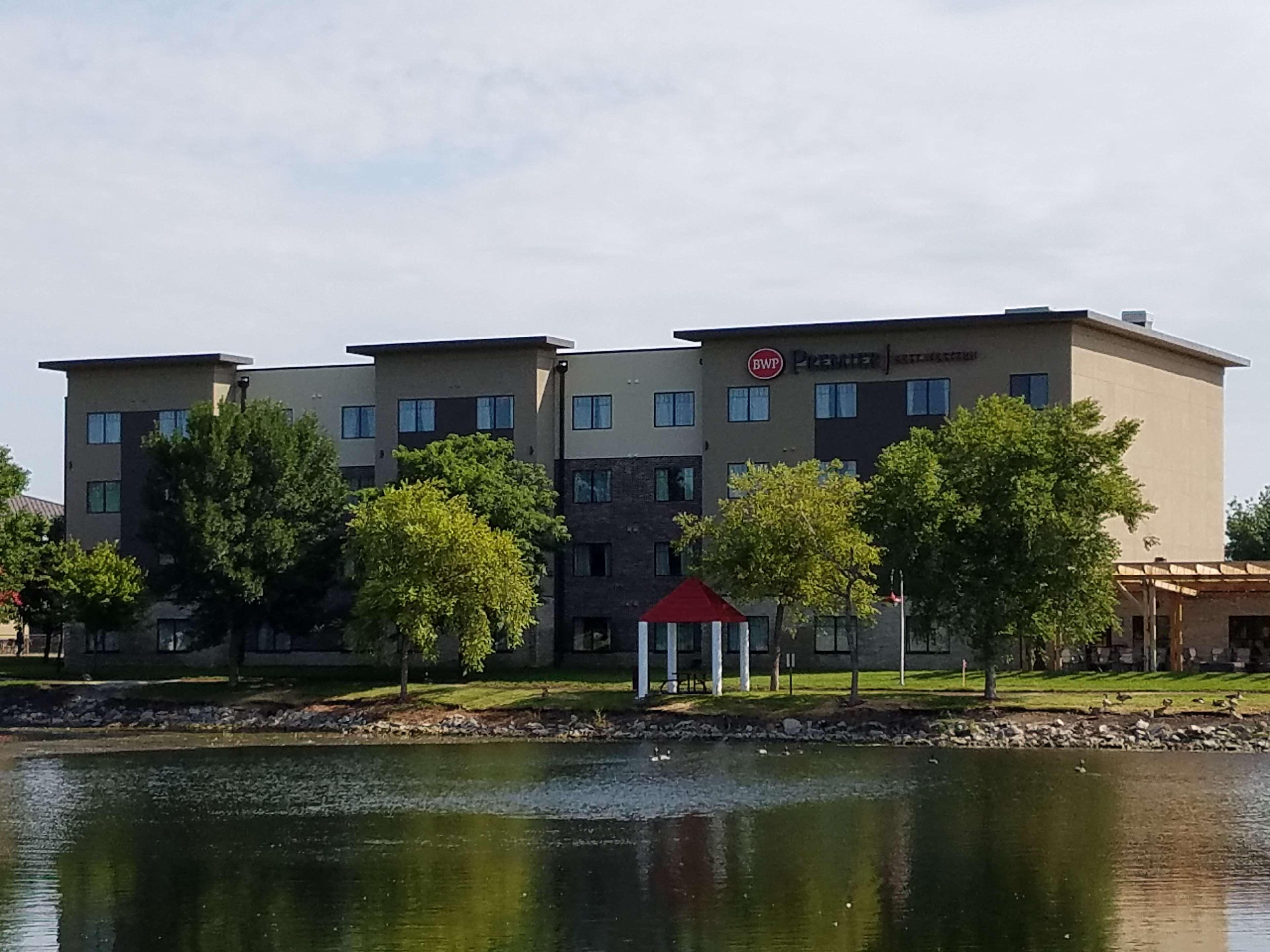 Best Western Plus Okotoks Inn & Suites Exteriör bild